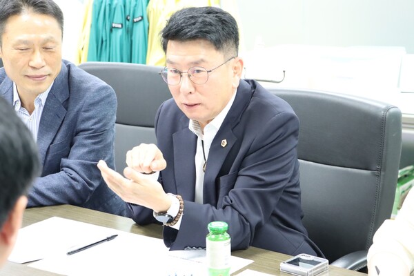 윤성근 부위원장은 10월 15일  안전행정위원회 회의실에서 소방정책자문위원회 임기 개선과 운영 활성화를 위한 정담회를 열고 관계자들과 의견을 나눴다.(사진=경기도의회)