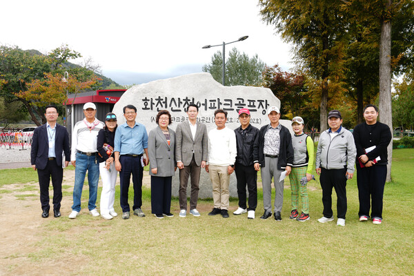 포천시의회가 10월 6일 화천군 산천어 파크골프장과 생활체육공원 파크골프장을 방문해 시설 설계와 조경, 편의시설 운영 및 유지관리 체계를 벤치마킹했다. (사진=포천시의회)