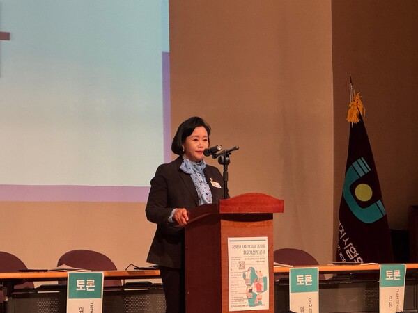 정윤경 부의장이 10월17일 군포시문화예술회관에서열린 군포시 사회복지 종사자 처우개선 토론회에 참석해, 지속가능한 복지체계 구축을 위한 정책적 의지를 밝혔다.(사진=경기도의회)