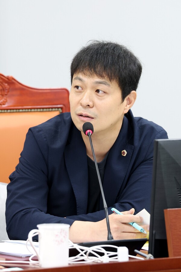 &#39;원도심 지역의 주거환경개선 및 기능 활성화 방안&#39;을 모색하는 토론회를&nbsp;기획하고 좌장으로 참석한 유영일 경기도의원. (사진=경기도의회)