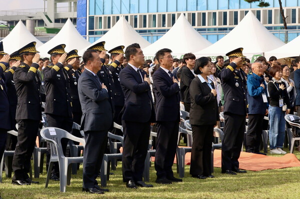 경기도의회 안전행정위원회는 19일 윤성근 부위원장, 유경현 부위원장, 안계일 의원 등이 참석한 가운데 ‘제1회 경기소방 119메모리얼 데이’에 참석해 도민의 생명과 안전을 지키기 위해 헌신하다 순직한 소방공무원들의 고귀한 희생을 추모했다.(사진=경기도의회)