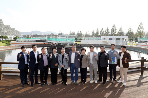 수원특례시의회 환경안전위원회는 제396회 임시회 기간 중인 10월20일 수원시 공공하수처리시설 현장을 차례로 방문해 주요 현안을 점검하고 운영 개선 방향을 논의했다. (사진=수원특례시의회)