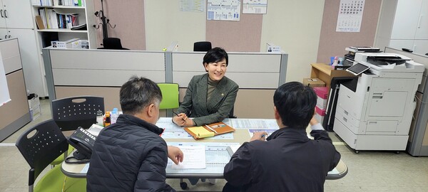 이채명 도의원은 20일 의회 안양상담소에서 경기도 내 프로축구단 활성화 방안과 관련해 안양시체육과 관계자들과 정담회를 갖고 지역 스포츠산업과 시민 참여 확대를 위한 발전 방향을 논의했다.(사진=경기도의회)