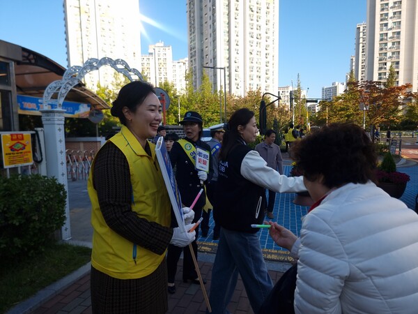 서구의회 서지영 의원(더불어민주당, 가정1~3동·신현원창동)은 10월22일 오전 8시 가원초등학교 등굣길에서 진행된 기관합동 캠페인에 참여하고 학교 민원 청취 간담회를 열었다. (사진=서구의회)