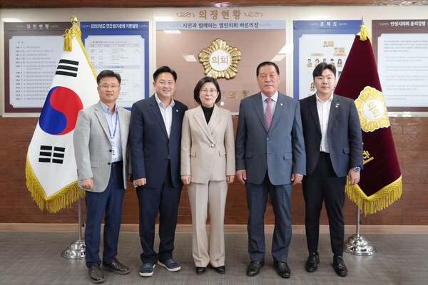 안성시의회는 10월22일 의장실에서 안성시와 정례 간담회를 열고 주요 시정 현안을 논의했다. (사진=안성시의회)