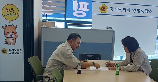 이혜원 부위원장은 지난 10월15일 경기도의회 양평상담소에서 개군면 공세리 마을 대표와 마을 도로포장 및 리(里) 분리 관련 민원 상담을 진행했다.(사진=경기도의회)