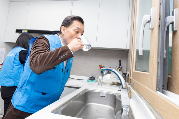 이재준 수원시장이 10월23일 파장동 한 공동주택단지 경로당에서 일일 '워터코디' 역할을 맡아 수돗물 수질을 점검했다. (사진=수원시)