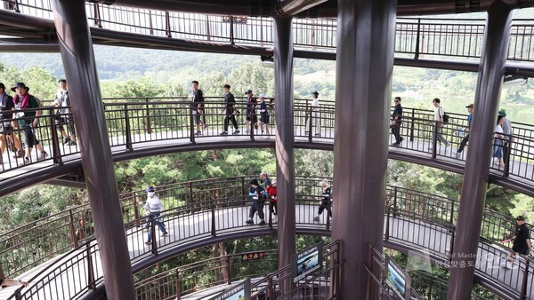 금광호수 박두진 문학길은 하늘전망대와 수석정 수변화원, 순환둘레길 조성에 이어 푸드트럭존과 착한자판기 운영이 더해지면서 관광명소로 자리매김했다. (사진=안성시)