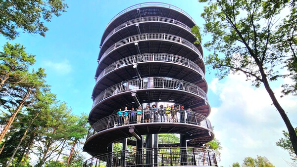 금광호수 박두진 문학길은 하늘전망대와 수석정 수변화원, 순환둘레길 조성에 이어 푸드트럭존과 착한자판기 운영이 더해지면서 관광명소로 자리매김했다. (사진=안성시)