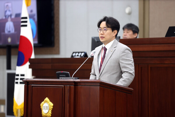수원특례시의회 최원용 의원(국민의힘, 영통2·3·망포1·2)은 10월 24일 제396회 임시회 제2차 본회의 5분 자유발언을 통해 수원시 전체 대중교통 체계를 전면 개편할 것을 강력히 촉구했다. (사진=수원특례시의회)