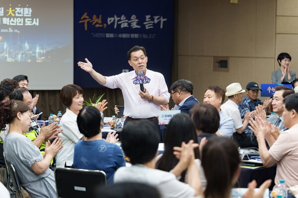 이재준 수원시장이 44개 동을 직접 방문해 주민과 자유롭게 질의응답을 주고받는 ‘2025 새빛만남–수원, 마음을 듣다’를 진행하고 있다. (사진=수원시)