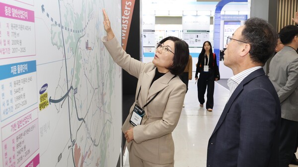 안성시는 10월22일부터 24일까지 서울 코엑스 3층에서 열린 SEDEX 2025(반도체대전)에 참가해 반도체 소부장 특화단지와 맞춤형 기업 지원 사업을 홍보하며 강소기업 유치에 나섰다. (사진=안성시)