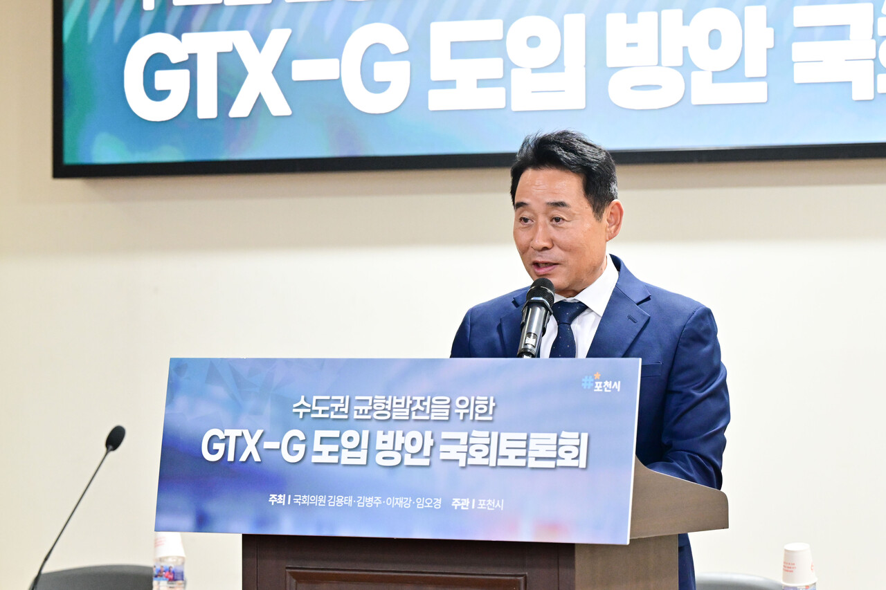 포천시는 10월27일 국회의원회관 제2소회의실에서 ‘수도권 균형발전을 위한 GTX-G 노선 도입 방안’을 주제로 국회 토론회를 개최했다. 환영사하는 백영현 포천시장. (사진=포천시)