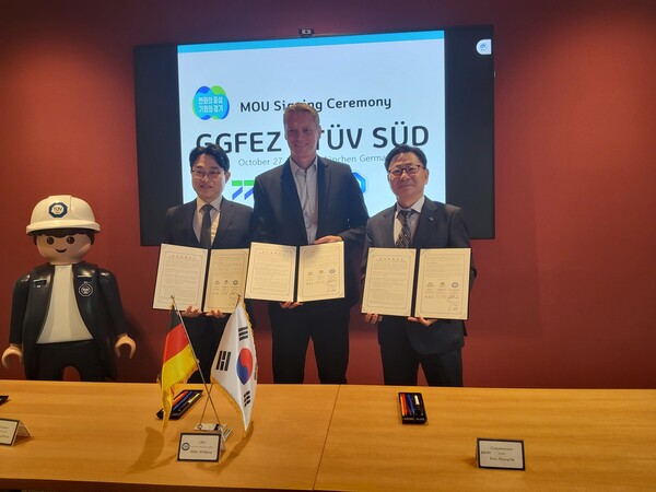 김능식 경기경제자유구역청장은 현지시각 27일 오전 독일 뮌헨 티유브이슈드 본사에서 휘블 볼프강 회장 및 서정욱 한국대표와 투자협약을 체결했다. (사진=경기경제청)