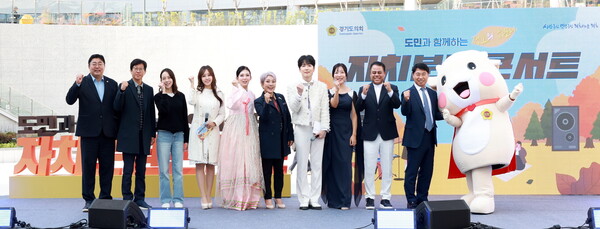 경기도의회는 ‘지방자치 및 균형발전의 날’을 맞아 29일 가수 제임스킹, 유경, 그리고 팝페라 가수 고현주, 국악인 모선미 등이 참가한 가운데 수원 경기융합타운 광장에서 ‘2025 도민과 함께하는 정오의 하모니 자치분권 콘서트’를 개최했다.(사진=경기도의회)