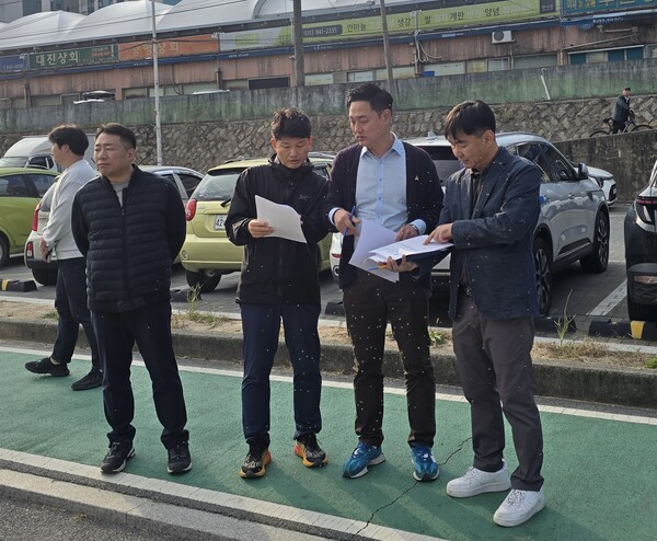 오석규 경기도의회 의원은 10월29일 오후 의정부청과야채시장과 신곡동 현진에버빌 아파트를 연결하는 중랑천 돌다리 현장을 방문해 시설 상태를 점검했다. (사진=경기도의회)