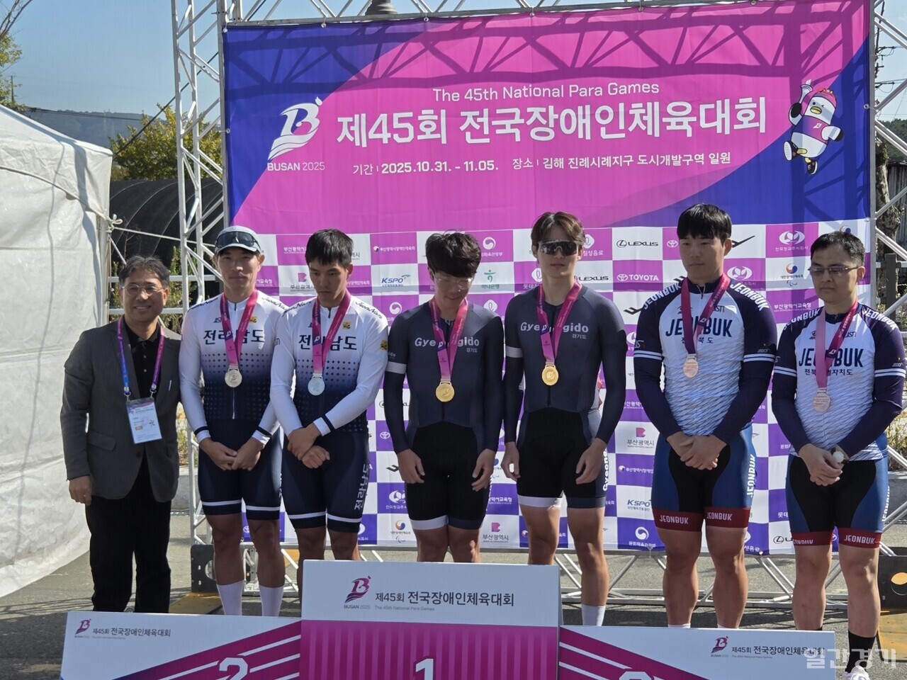 11월 1일 경기신용보증재단 소속 김정빈 선수가 제45회 전국장애인체육대회 탠덤사이클(남자) 개인도로 독주 19km B(선수부) 부문과 개인도로 83km B(선수부) 부문에서 모두 금메달을 차지하며 2관왕에 올랐다. (사진=경기신보)