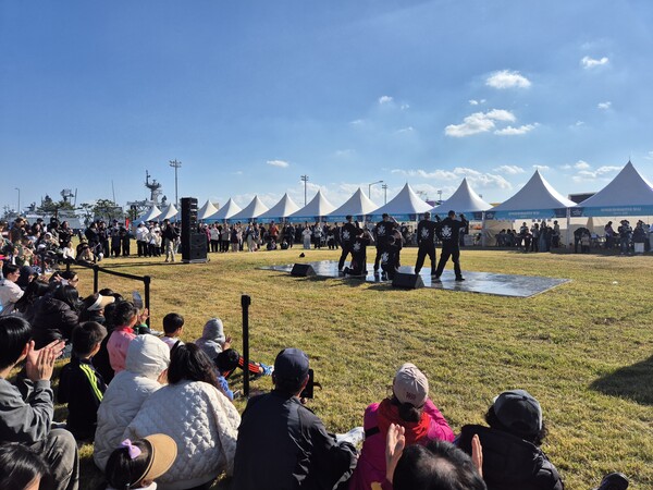 ] 평택시와 해군제2함대사령부가 공동 주최한 ‘2025 평택 해양페스티벌’이 지난 11월1일 해군2함대 연병장 일원에서 1만1000여 명 시민 참여 속에 열렸다. (사진=평택시)
