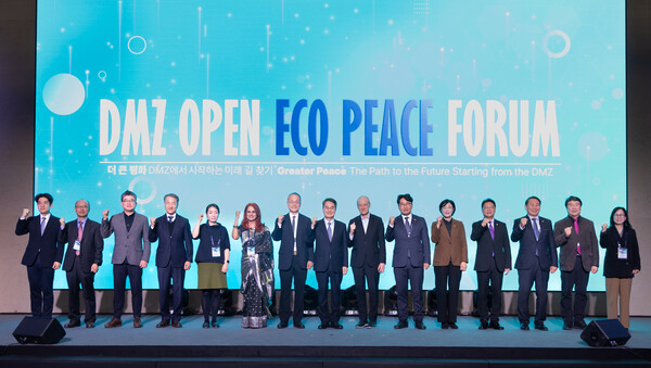 경기도는 3일 소노캄 고양 그랜드볼룸에서&lsquo;2025 DMZ OPEN에코피스포럼&rsquo;개회식을 개최했다. 이날 김동연 경기도지사와 마이클 샌델 미국 하버드대 교수가 한국의 청년 세대가 가진 정의감에 주목하며 미래를 위해 독려하고 성장할 수 있는 여건을 만들어야 한다는 데 뜻을 같이했다.(사진=경기도)&nbsp;