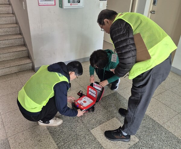 2025년 신규 노인일자리 시범사업 ‘심장제세동기(AED) 관리단’ 참여 어르신이 기기를 점검하고 있다.(사진=경기도사회서비스원)