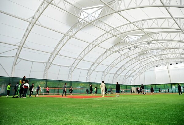 안성시가 지난해 11월 기록적인 폭설로 피해를 입은 공공체육시설 12개소의 복구를 10월 말 완료하고 11월부터 정상 운영에 들어갔다. (사진=안성시)