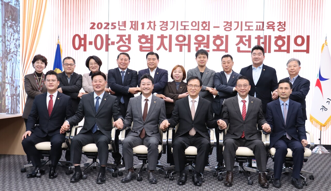 경기도의회 더불어민주당과 국민의힘은 5일 최종현 대표의원과 임태희 교육감, 백현종 국민의힘 대표의원이 참석한 가운데 경기도교육청과 내년도 본예산에 5대 분야 총 2000억 원의 협치예산을 편성하기로 합의했다.(사진=경기도의회)