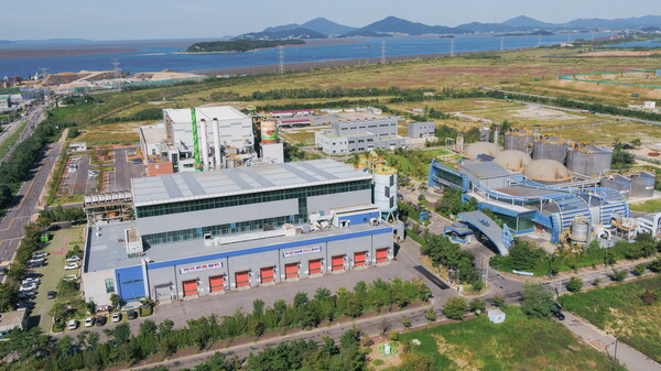 수도권매립지관리공사(SL공사)는 재생에너지 시설 운영 정보를 통합 관리하는 ‘통합모니터링 시스템’의 기능을 고도화하고 부서 간 데이터 공유와 분석체계를 강화하는 데이터 기반 행정 추진계획을 본격 가동한다 수도권매립지공사 자원에너지화 시설 전경(사진=SL공사)