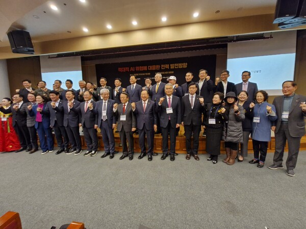 11월5일 국회도서관 대강당에서 대한민국의 국방 AI 혁신 전략을 논의하는 세미나가 열렸다. 이날 행사에는 박정이(아랫줄 오른쪽에서 일곱번째) 밀리테크협회장, 김천우(아랫줄 오른쪽에서 네번째) 세계문인협회 이사장 등이 참석해 AI 혁신을 통한 국방력 강화의 시급성에 대해 공감했다. (사진=김순철 기자)