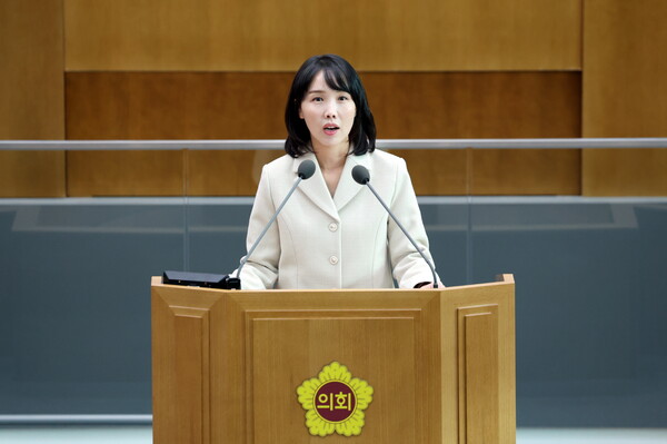 이인애(여성가족평생교육위원회, 국민의힘, 고양2) 경기도의원은 11월6일 제387회 정례회 제3차 본회의에서 ‘출생에서 자립까지, 한 생명의 생애를 책임지는 경기도’라는 주제로 도정에 관한 질문을 갖고, 아동의 생애주기 전 단계에 걸친 아동보호정책 강화를 촉구했다. (사진=경기도의회)