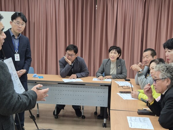수원특례시의회 보건복지위원회 부위원장 사정희 의원(더불어민주당, 매탄1·2·3·4동)은 11월 5일 매탄4동 행정복지센터에서 ‘매화근린공원 공영주차장 조성 주민 간담회’를 개최했다. (사진=수원특례시의회)