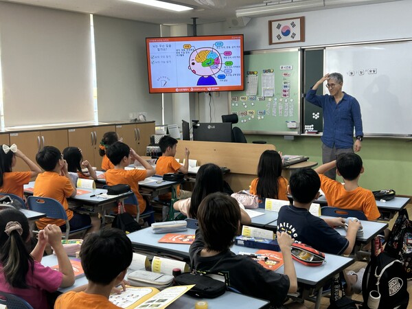 인천 연수구가 지난 11월3일 인천신정초등학교를 치매극복 선도학교로 지정하고 현판을 전달했다. (사진=연수구)