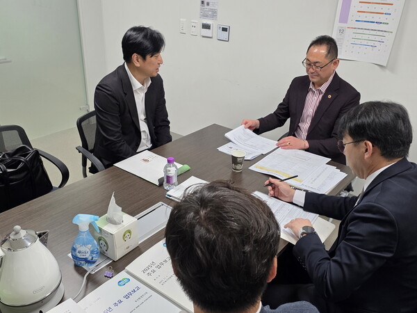 김완규 도의원은 경기도의회에서 의원실에서 경기도장애인직업재활시설협회 관계자들과 간담회를 열고, 2026년도 예산안에서 장애인직업재활시설 관련 예산이 대폭 삭감된 문제를 논의했다.(사진=경기도의회)
