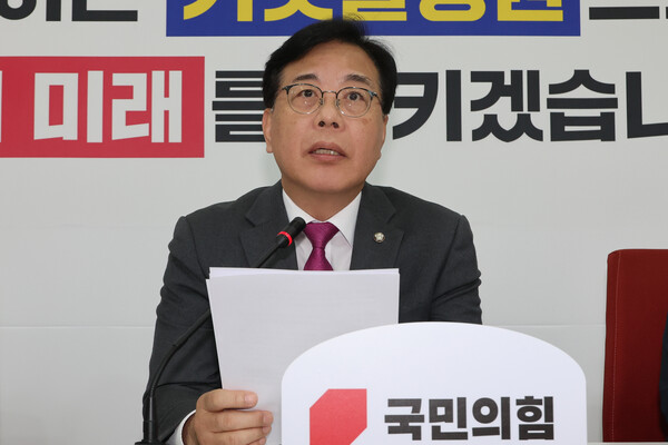 국민의힘 송언석 원내대표가 11월9일 서울 여의도 국회에서 검찰의 대장동 개발 비리 사건 항소 포기 등 현안 관련 기자간담회를 하고 있다. (사진=연합뉴스)