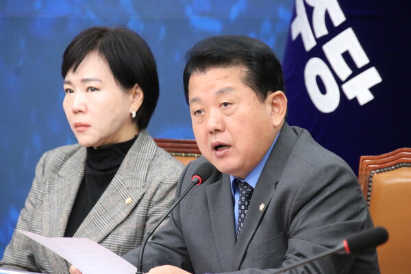 김병주 더불어민주당 최고위원은 13일 국회에서 열린 민주당 최고위원회의에서 윤석열 대통령의 골프 라운딩을 집중 비판했다. (사진=조태근 기자)