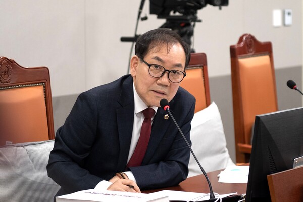 경기도의회 도시환경위원회 최승용(국민의힘, 비례) 의원은 11월7일 2025년 도시주택실 행정사무감사에서 경기도 공동주택 관리제도를 스마트 기술과 복지 서비스가 결합된 미래형 체계로 전환해야 한다고 강조했다. (사진=경기도의회)