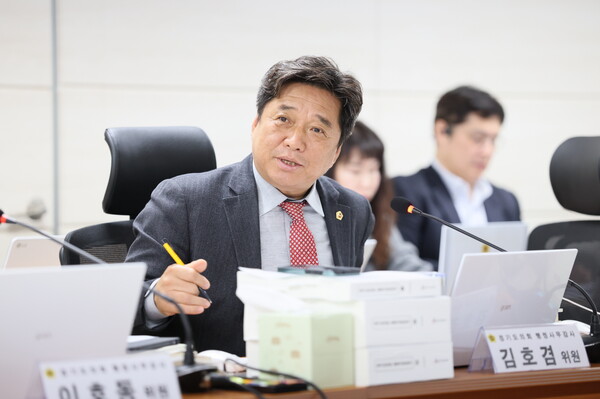 경기도의회 국민의힘 김호겸(수원5, 교육기획위원회) 의원은 11월7일 경기도의회 교육기획위원회 행정사무감사에서 발언하고 있다. (사진=경기도의회)