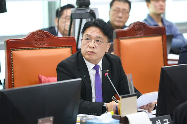 경기도의회 기획재정위원회 이석균(국민의힘, 남양주1) 의원은 11월11일 경기도의회 기획재정위원회 회의실에서 열린 경기도청 기획조정실을 대상으로 실시한 2025년도 행정사무감사에서 발언하고 있다. (사진=경기도의회)