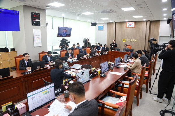 경기도의회 기획재정위원회는 10일 오전 기획재정위원회 회의실에서 기획조정실에 대한 2025년도 행정사무감사에 실시했다. (사진=경기도의회)