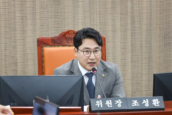 경기도의회 기획재정위원회 행정사무감사에서 조성환 위원장이 질의를 하고 있다. (사진=경기도의회)