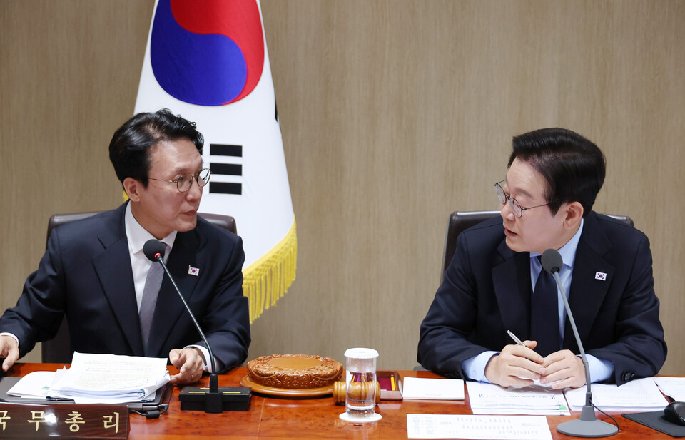 김민석 국무총리는 11월 11일 대통령실에서 열린 국무회의에서 ‘12.3 비상계엄’과 관련한 재판·수사 장기화로 내란극복이 지지부진 하다며 '헌법존중 정부혁신' TF 구성을 제안했다. (사진=연합뉴스)