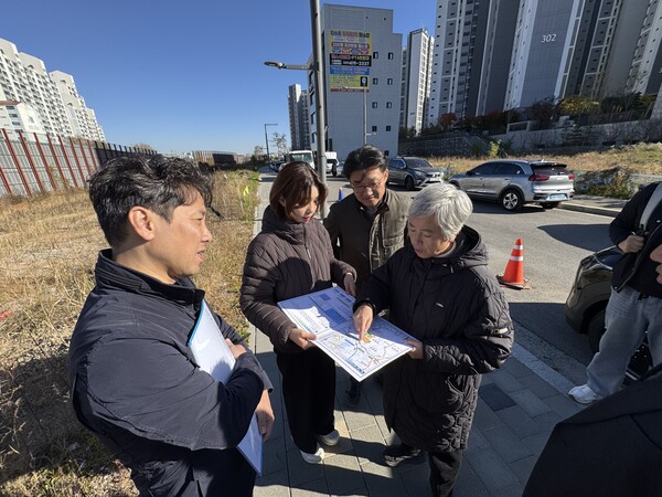 수원특례시의회 윤경선 의원이 당수초등학교 앞 임시 통학로의 안전 문제를 점검하고 조속한 개선을 촉구했다. (사진=수원특례시의회)