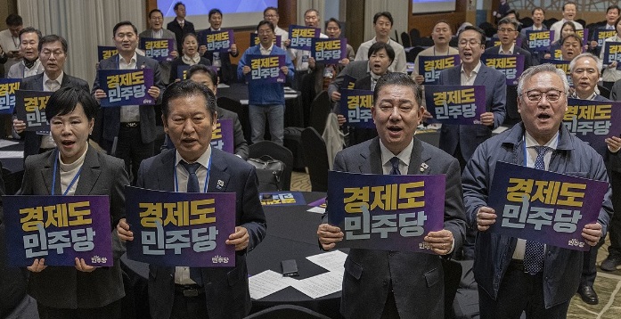 정청래 민주당 대표와 김병기 원내대표, 전현희 최고위원을 비롯한 당직자와 지역위원장들이 11일 경기도 광주시 곤지암리조트에서 열린 2025년도 민주당 전국 지역위원장 워크숍에서 구호를 외치고 있다.
