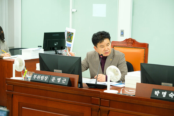 경기도의회 건설교통위원회 문병근(국민의힘, 수원11) 의원은 11월11일 열린 건설국 행정사무감사에서 수원시 주요 현안인 원천리천 복원사업, 덕영대로 교통난, 도로시설물 안전관리 등에 대해 집중 질의했다. (사진=경기도의회)