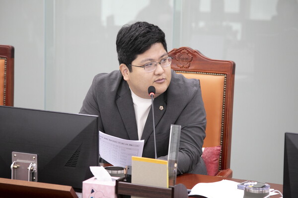 경기도의회 기획재정위원회 오창준 의원(국민의힘, 광주3)은 11일(화) 열린 경기도청 기획조정실 및 경기연구원 대상 행정사무감사에서 공직 내부 소통 창구인 ‘와글와글’ 게시판의 관리 실태와 공공기관의 근무·인사 제도 운영 전반을 집중 점검했다. (사진=경기도의회)