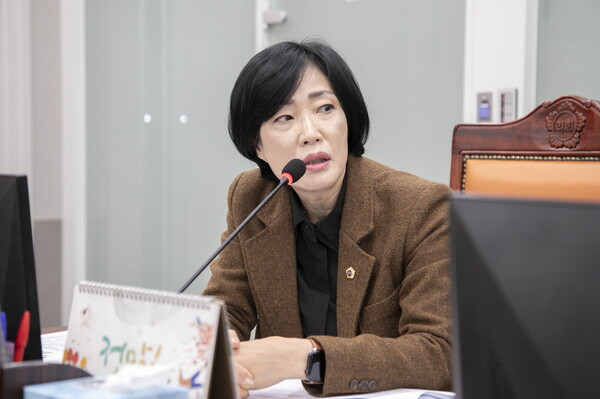 이경혜(더불어민주당·고양4) 부위원장은 11월 11일 열린 제387회 정례회 경기도 감사위원회와 도민권익위원회 행정사무감사에서 공정하고 투명한 행정 운영의 중요성을 강조하며 도민이 신뢰할 수 있는 권익보호 체계 구축을 촉구했다.  (사진=경기도의회)