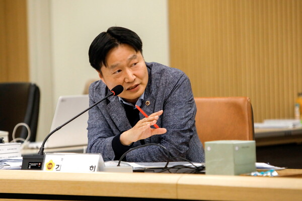 김태희(더불어민주당, 안산2) 의원은 11월11일 경기주택도시공사(GH) 대상으로 실시한 2025년도 행정사무감사에서 안산선 4호선 철도지하화 통합개발사업과 관련해 GH의 적극적인 신규사업 검토를 촉구했다 (사진=경기도의회)