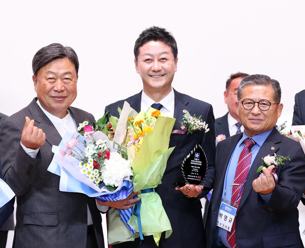 김진경 경기도의회 의장은 11일 오후 시흥시청 늠내홀에서 열린 제20회 시흥비전시민대상 시상식에서 우수 의정대상을 수상했다.(사진=경기도의회)