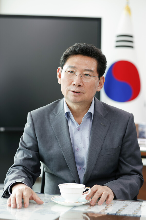 이상일 용인특례시장은 11월12일 청와대 영빈관에서 열린 전국 시장·군수·구청장 국정설명회에서 용인 철도사업에 대한 정부 지원을 요청했다. (사진=용인시)