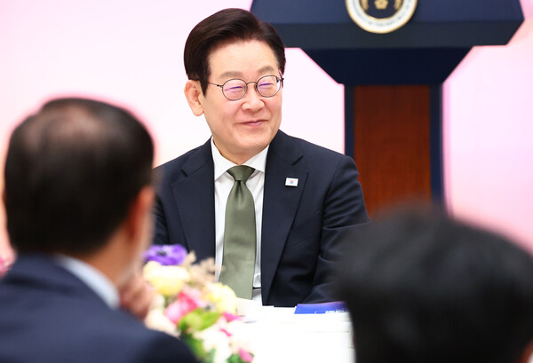 이재명 대통령이 11월12일 청와대 영빈관에서 열린 시장·군수·구청장 초청 국정설명회에서 참석자 발언을 듣고 있다. (사진=연합뉴스)