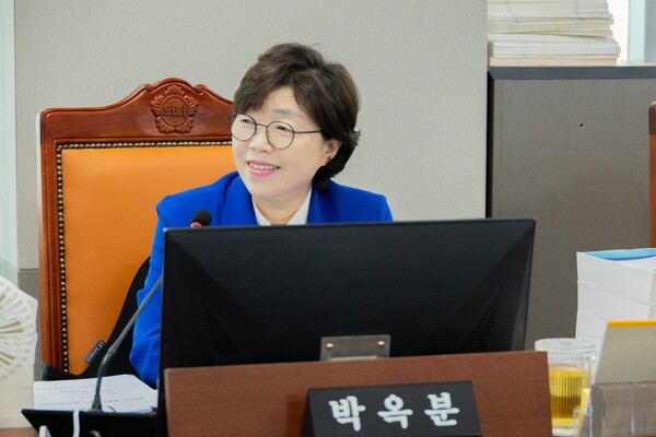 박옥분(더불어민주당, 수원2) 의원은 11월12일 열린 2025년 행정사무감사에서 교통국, 경기교통공사, 경기교통연수원에 대한 행정사무감사에서 경기교통정보센터의 노후화된 인프라 개선과 도민 체감형 교통서비스 강화를 강력히 요구했다. (사진=경기도의회)